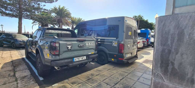 Local Police Arrecife, Lanzarote Ford Ranger double cab and VW Carrier