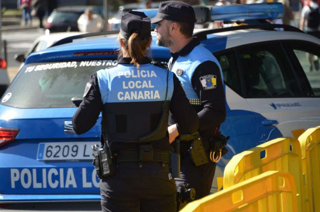 Local Police Santa Cruz de Tenerife Seat SUV with Officers