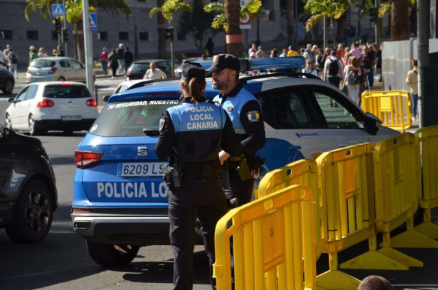 Local Police Santa Cruz de Tenerife Seat SUV with Officers